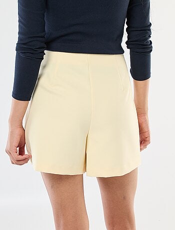 Falda pantalón asimétrica con botón dorado