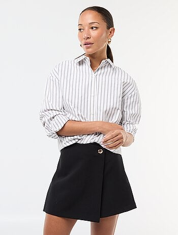 Falda pantalón asimétrica con botón dorado