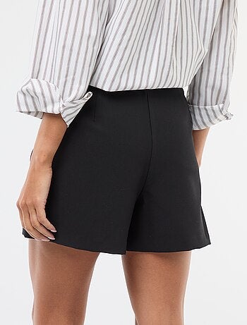 Falda pantalón asimétrica con botón dorado