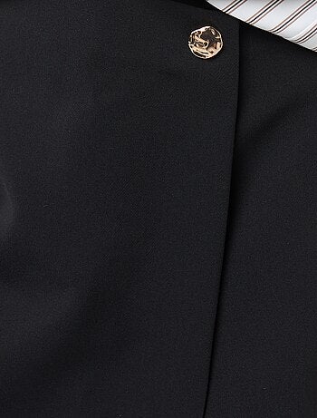 Falda pantalón asimétrica con botón dorado