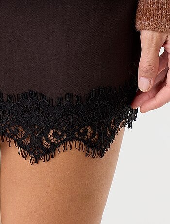 Falda pantalón con encaje en el bajo