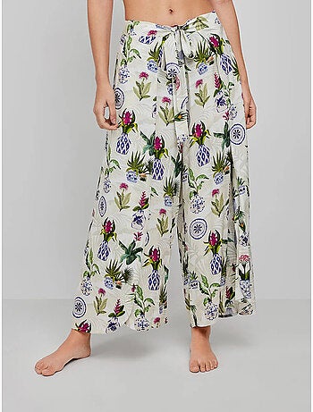 Falda pantalón con estampado tropical anudada en cintura