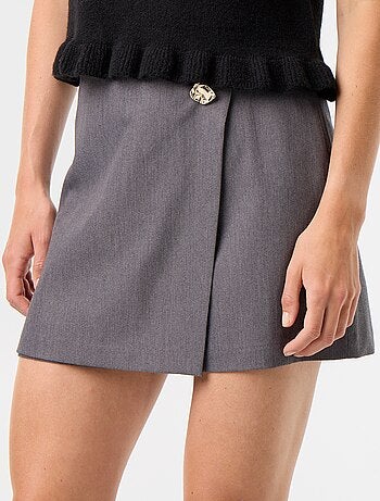 Falda pantalón con joya de fantasía