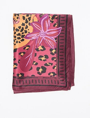 Foulard grande cuadrado con estampado