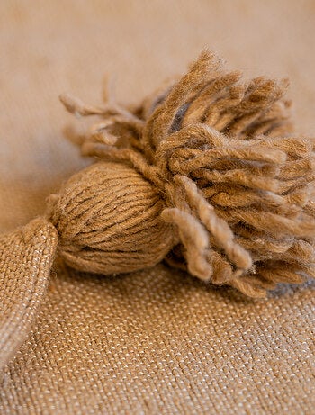 Funda de cojín de lana con borlas