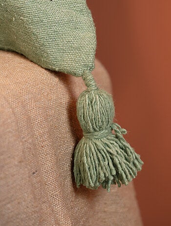 Funda de cojín de lana con borlas