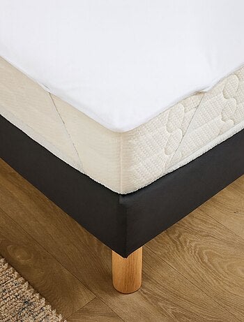 Funda impermeable con elásticos.