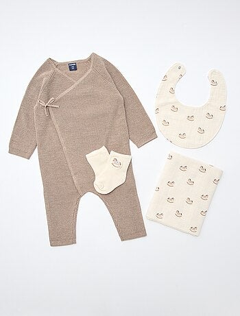 GIFTBOX Pelele + calcetines + muselina + babero
