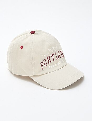 Gorra con inscripción