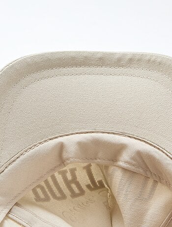 Gorra con inscripción