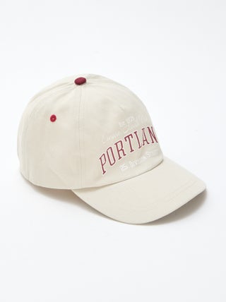 Gorra con inscripción