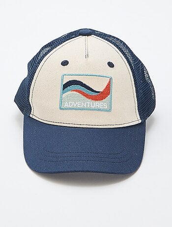 Gorra con rejilla + bordado delantero