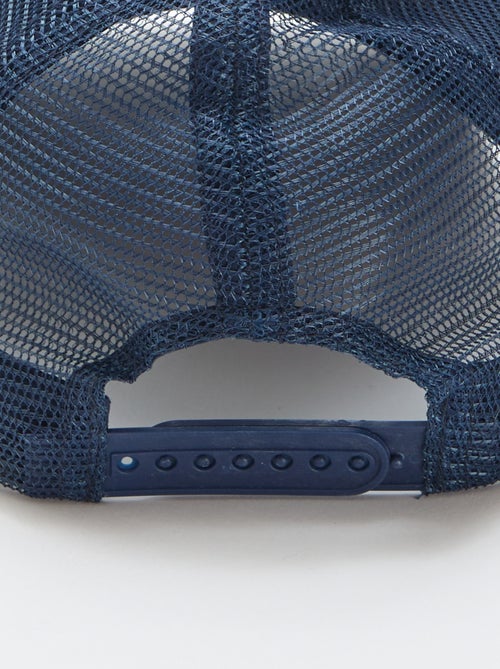 Gorra con rejilla + bordado delantero - Kiabi