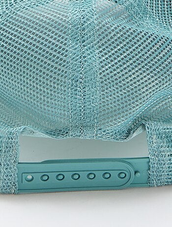 Gorra con rejilla + bordado delantero