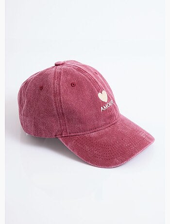 Gorra de mezclilla usada con bordado de corazón