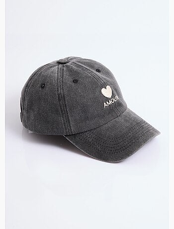 Gorra de mezclilla usada con bordado de corazón