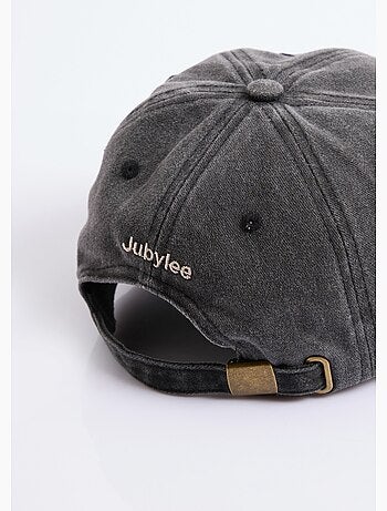 Gorra de mezclilla usada con bordado de corazón