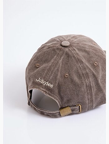 Gorra de mezclilla usada con bordado de corazón