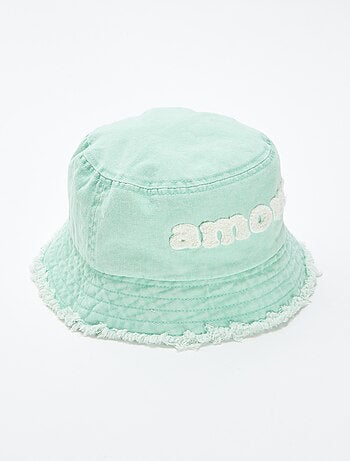 Gorro bucket con mensaje y borde deshilachado