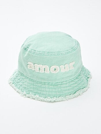 Gorro bucket con mensaje y borde deshilachado