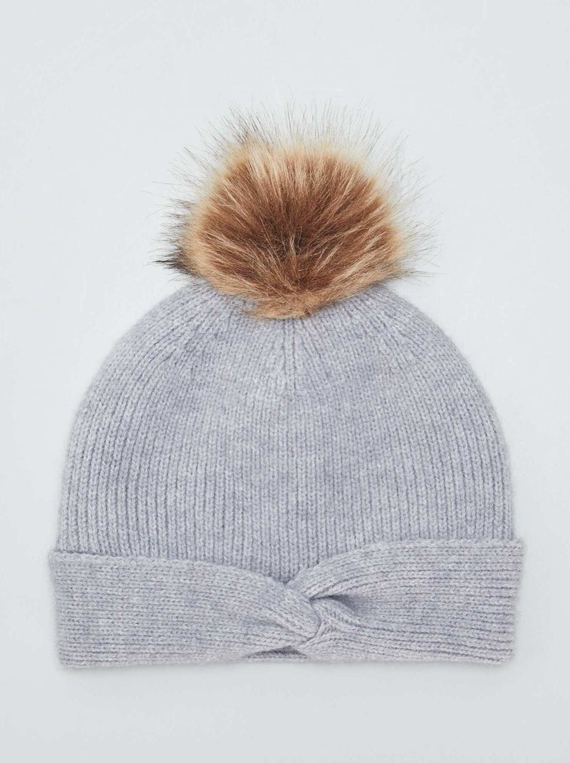 Gorro con borla y vuelta de punto trenzado GRIS - Kiabi