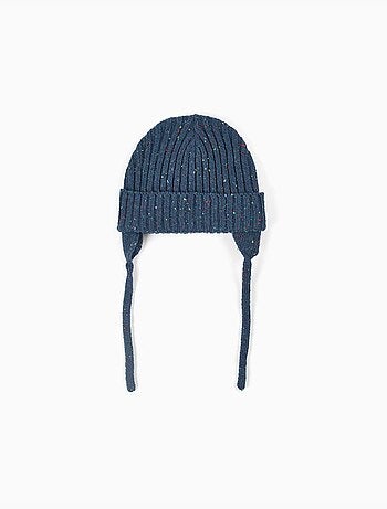 Gorro con hilos coloridos y tirantes laterales