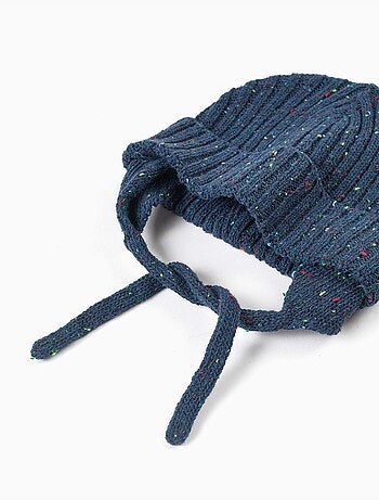Gorro con hilos coloridos y tirantes laterales