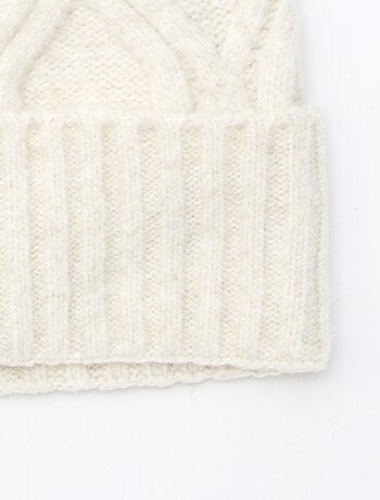 Gorro de punto acanalado y trenzado liso