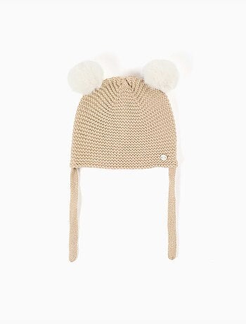 Gorro de punto con pompones y tirantes laterales