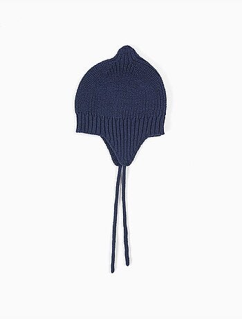 Gorro de punto con tirantes laterales