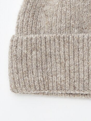 Gorro de punto de canalé con vuelta