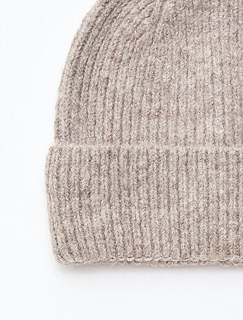 Gorro de punto de canalé con vuelta
