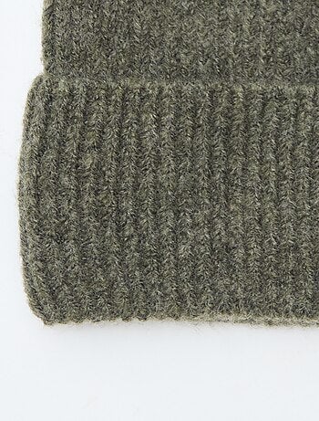 Gorro de punto de canalé con vuelta
