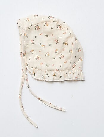 Gorro tipo capota con flores