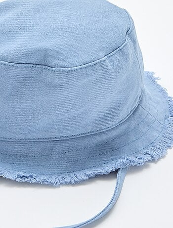 Gorro tipo pescador liso con flecos y cordones de algodón