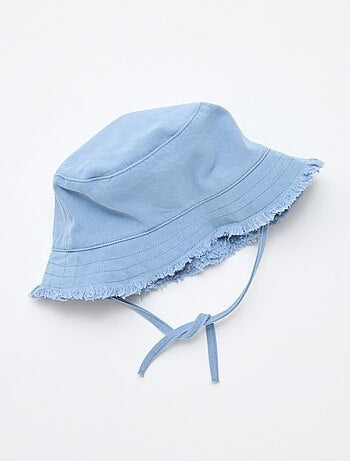 Gorro tipo pescador liso con flecos y cordones de algodón