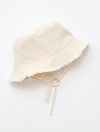 Gorro tipo pescador liso con flecos y cordones de algodón