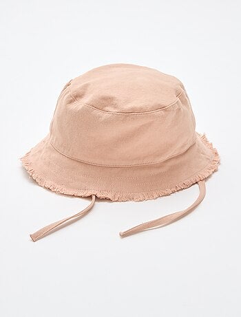 Gorro tipo pescador liso con flecos y cordones de algodón