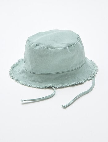 Gorro tipo pescador liso con flecos y cordones de algodón