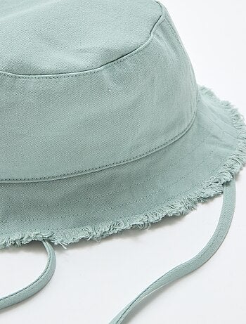 Gorro tipo pescador liso con flecos y cordones de algodón