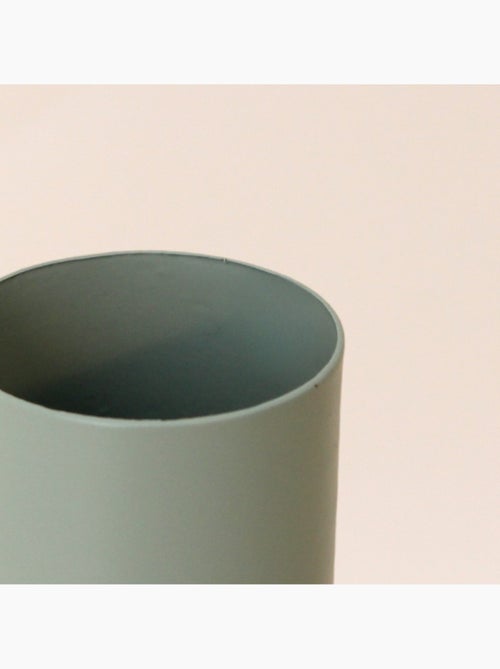 Jarrón de metal con cuello estrecho y largo. - Kiabi