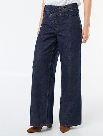 Jean ancho con doble abertura abotonada