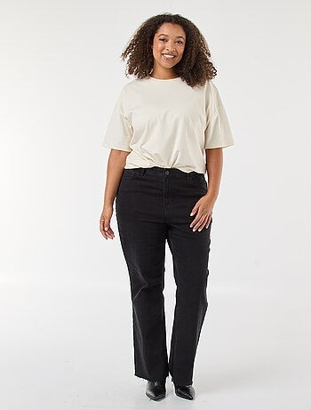 Jean bootcut con bajo deshilachado