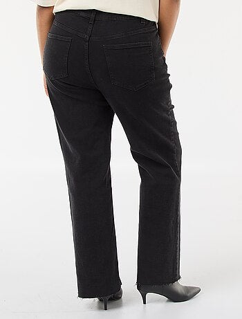 Jean bootcut con bajo deshilachado