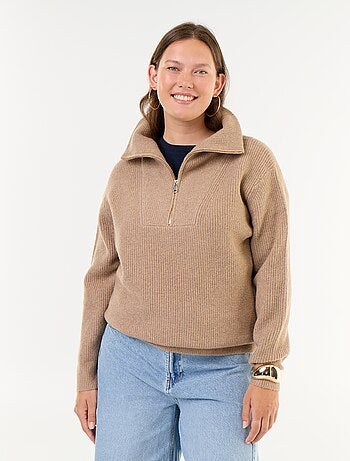 Jersey acanalado con cremallera y cuello alto