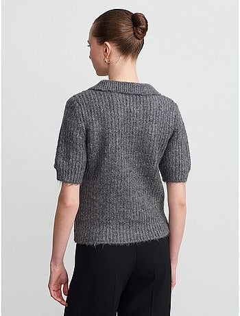 Jersey acanalado texturizado con cuello polo
