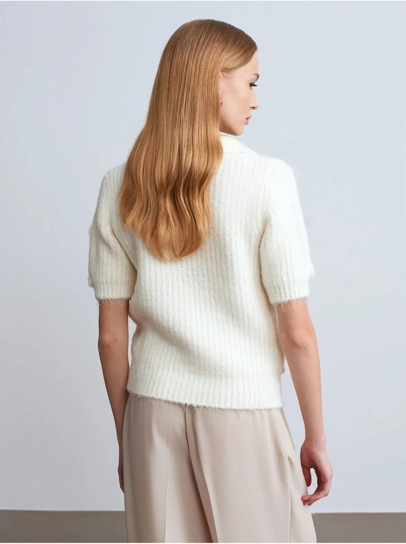 Jersey acanalado texturizado con cuello polo Marfil - Kiabi