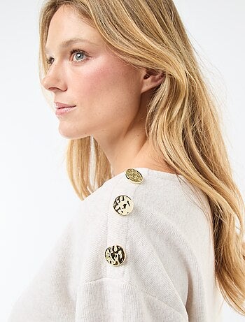 Jersey con botones decorativos dorados en el hombro
