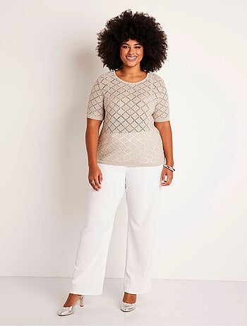 Jersey corto fino calado con manga corta.