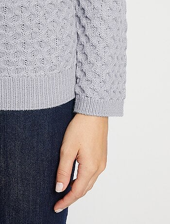 Jersey corto y cálido con cuello alto de punto grueso.